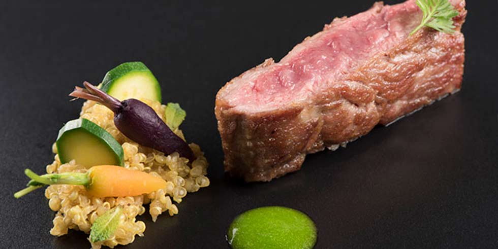 Acorn-Fed 100% Ibérico Pork end Loin with Moroccan-style stewed quinoa and herb oil consumo