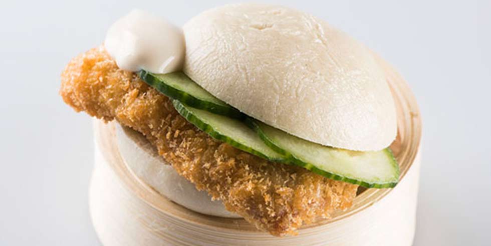 Sandwich of Breaded Acorn-Fed 100% Ibérico Pork Shoulder Muscle with pickled cucumber and pine nut mayonnaise consumo